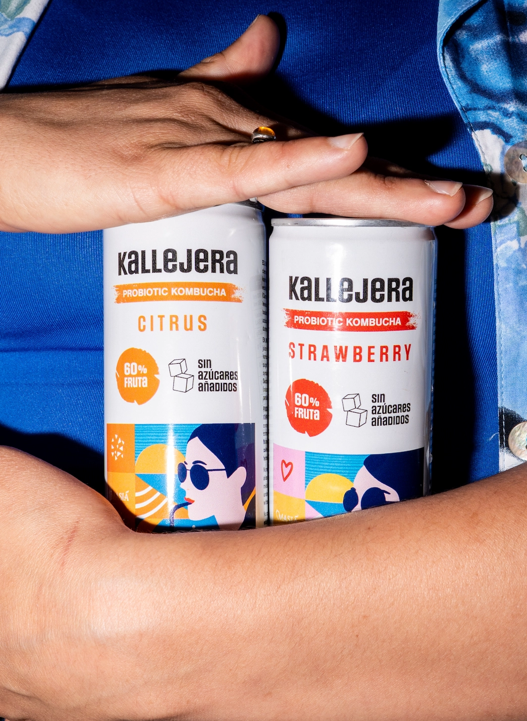 Dos latas de kombucha Kallejera, sabores cítrico y fresa.