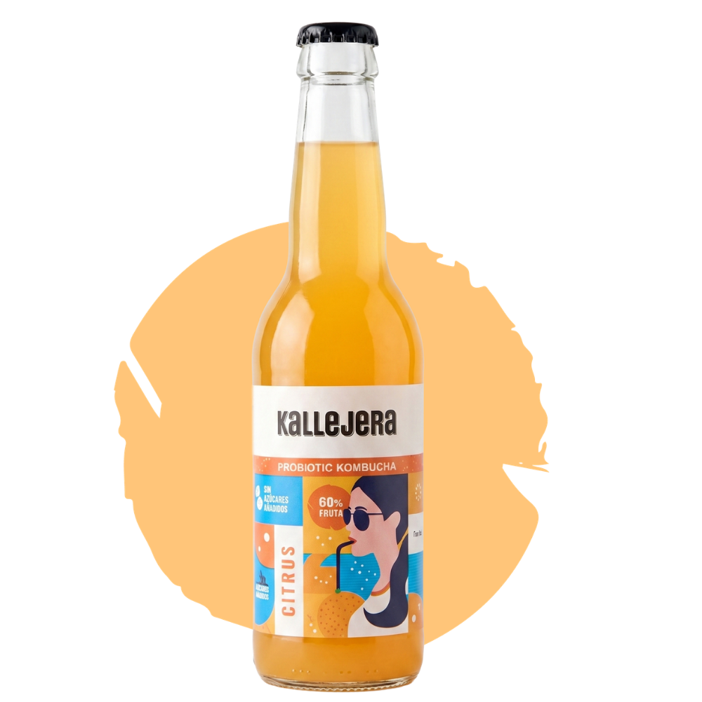 Botella de kombucha probiótica Kallejera sabor Citrus sobre fondo naranja.