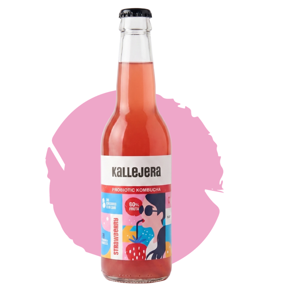 Botella de kombucha Kallejera sabor fresa con etiqueta artística.